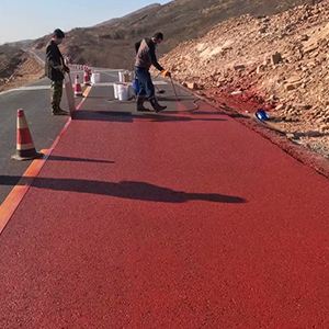 一是彩鋼瓦噴漆翻新，地面噴涂